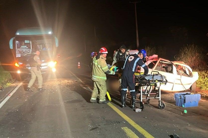 Acidente entre ônibus e carro deixa seis mortos na PR-490 entre Altônia e Iporã