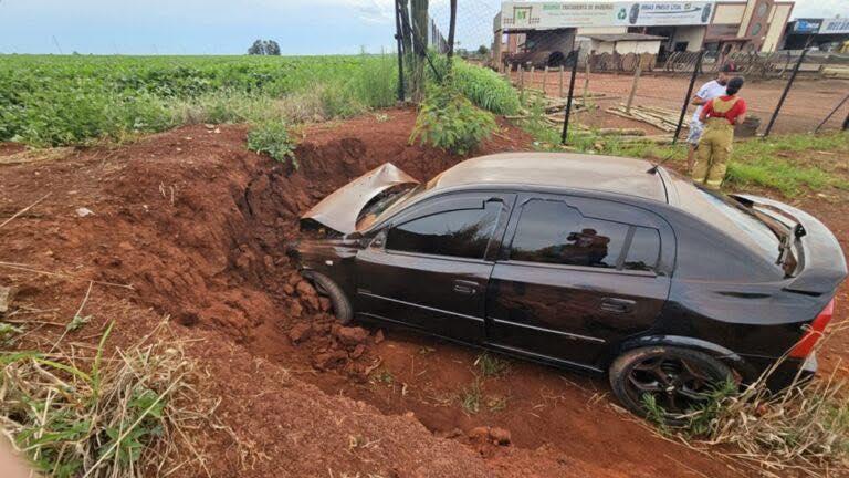 Adolescente de 17 anos fica ferido após cavalo invadir a PR-487 e ser atingido por carro entre Campo Mourão e Luiziana