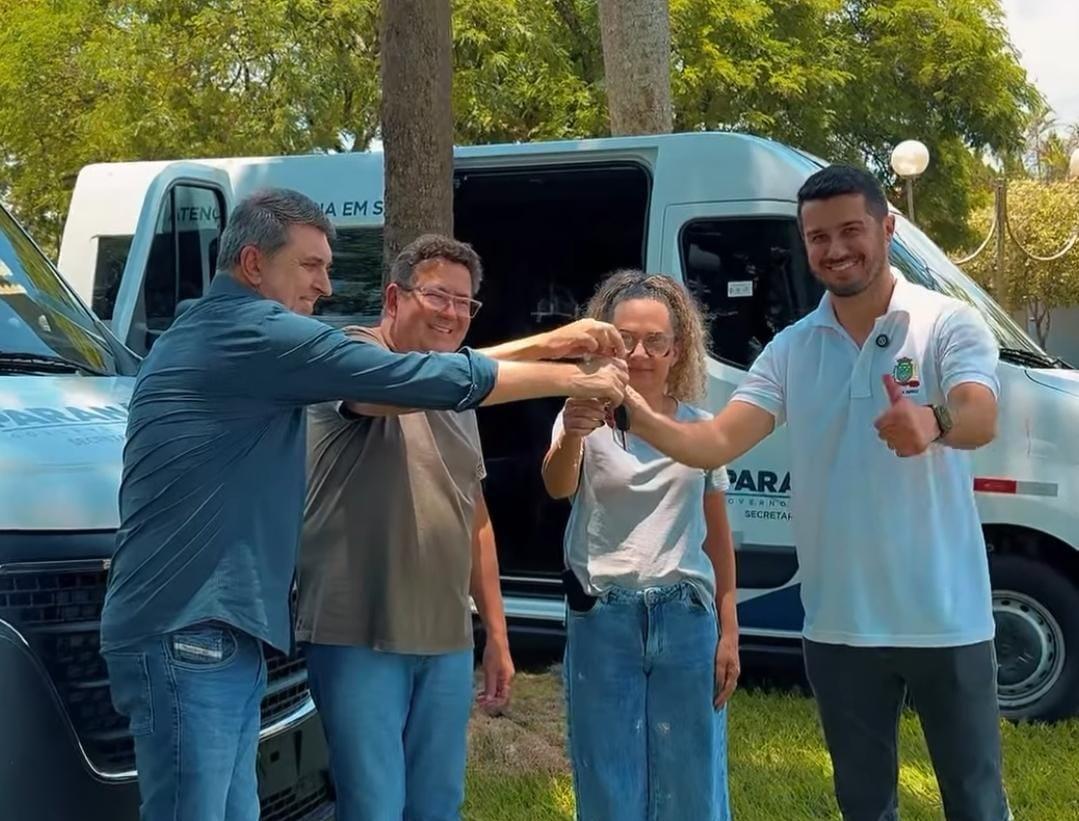 BARBOSA FERRAZ: Carlos Caxão entrega duas vans zero km para transporte de pacientes; secretário Leandro Mello comemorou a chegada dos novos veículos