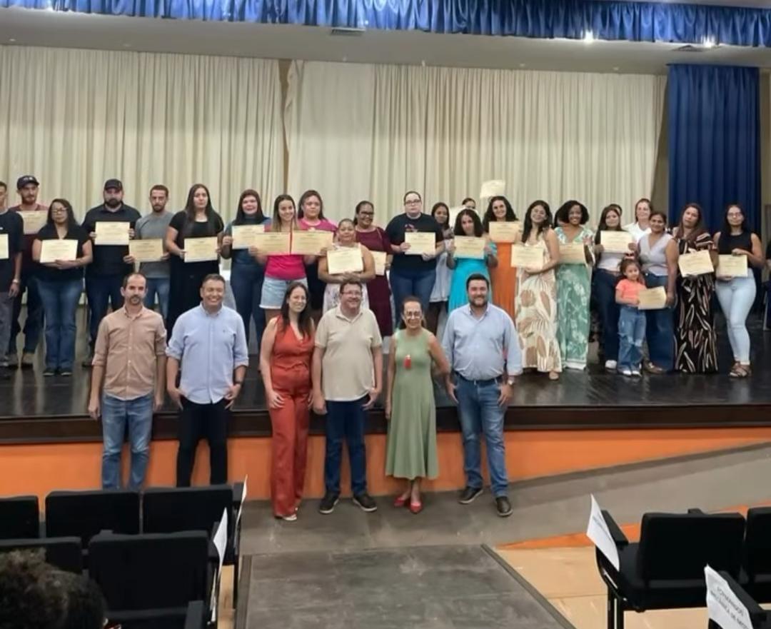 Barbosa Ferraz forma 80 alunos em cursos técnicos da Carreta do Conhecimento; Secretário de Estado Do Carmo esteve presente no evento