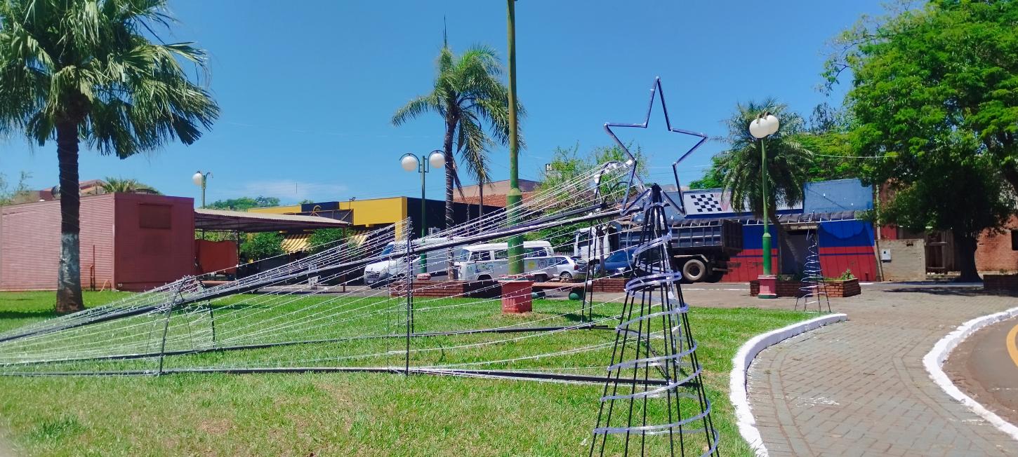 Barbosa Ferraz iniciou instalação da iluminação natalina na Praça do Povo
