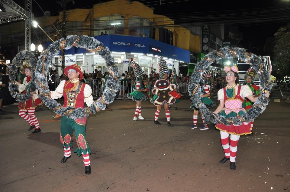 CAMPO MOURÃO: Cortejo Natalino neste domingo (7) com 600 participantes, 100 alas e 20 carros alegóricos