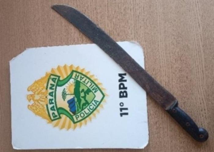 CAMPO MOURÃO: homem embriagado ameaça família com facão no Jardim Florida e é preso após resistir à abordagem