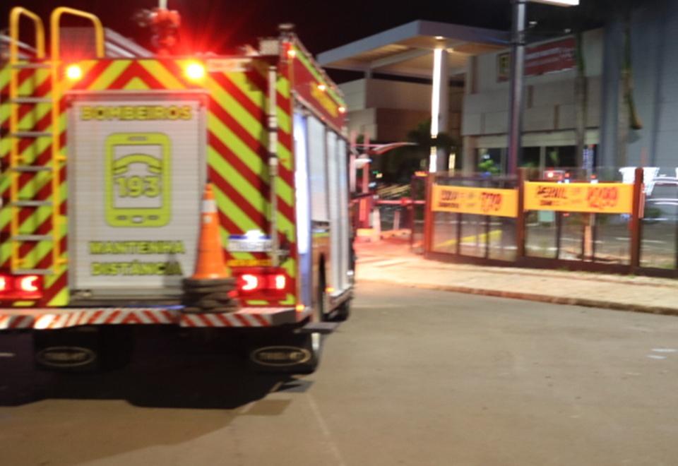 CAMPO MOURÃO: Princípio de incêndio no Família Shopping é controlado pelos Bombeiros