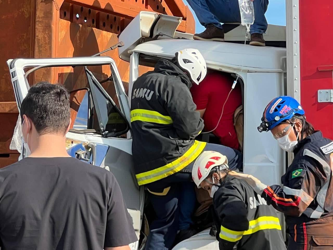 FÊNIX: Grave acidente entre caminhões na PR-082, próximo ao trevo para Barbosa Ferraz, deixa motorista preso às ferragens