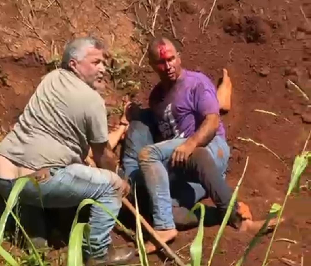 Jovem autista de Engenheiro Beltrão em surto é contido por populares na PR-082; ele danificou placas solares de uma granja próximo a ponte do Rio da Várzea