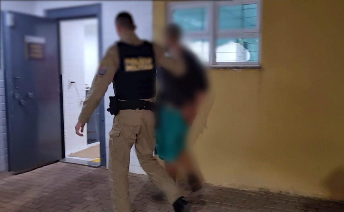 PARANÁ: Homem é preso após invadir destacamento da PM armado com faca em Catanduvas