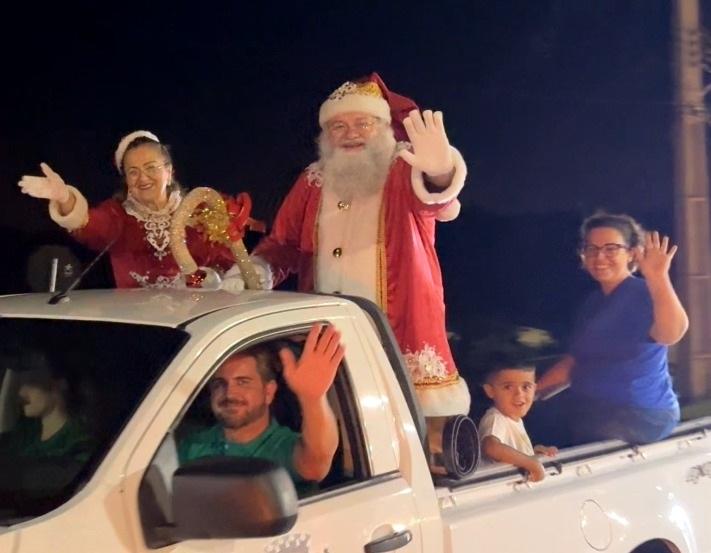 Quinta do Sol recebeu Papai Noel e Mamãe Noel em evento natalino na Praça da Matriz; evento aconteceu na sexta (19)