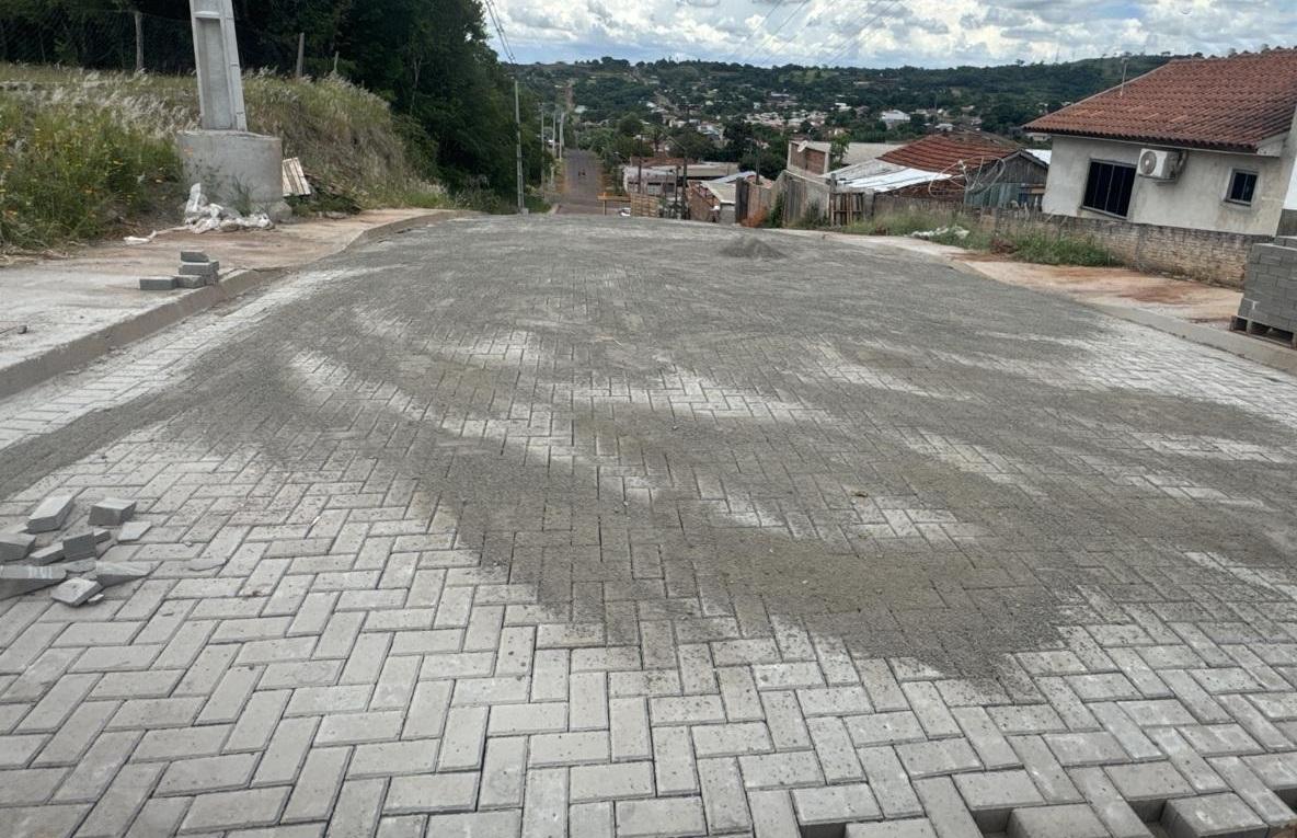BARBOSA FERRAZ: Obra de pavimentação com paver na Vila Bento é retomada e entra em fase final