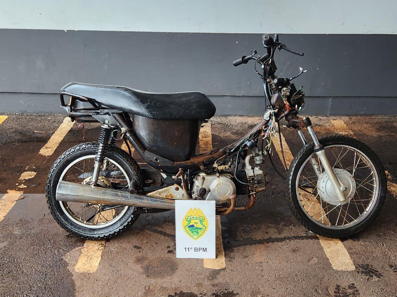 CAMPO MOURÃO: Carcaça de motocicleta furtada é localizada em bosque no Conjunto Parigot de Souza
