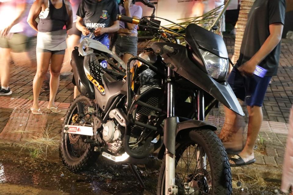 CAMPO MOURÃO: Dois motociclistas ficam feridos em colisão na região do Cidade Nova