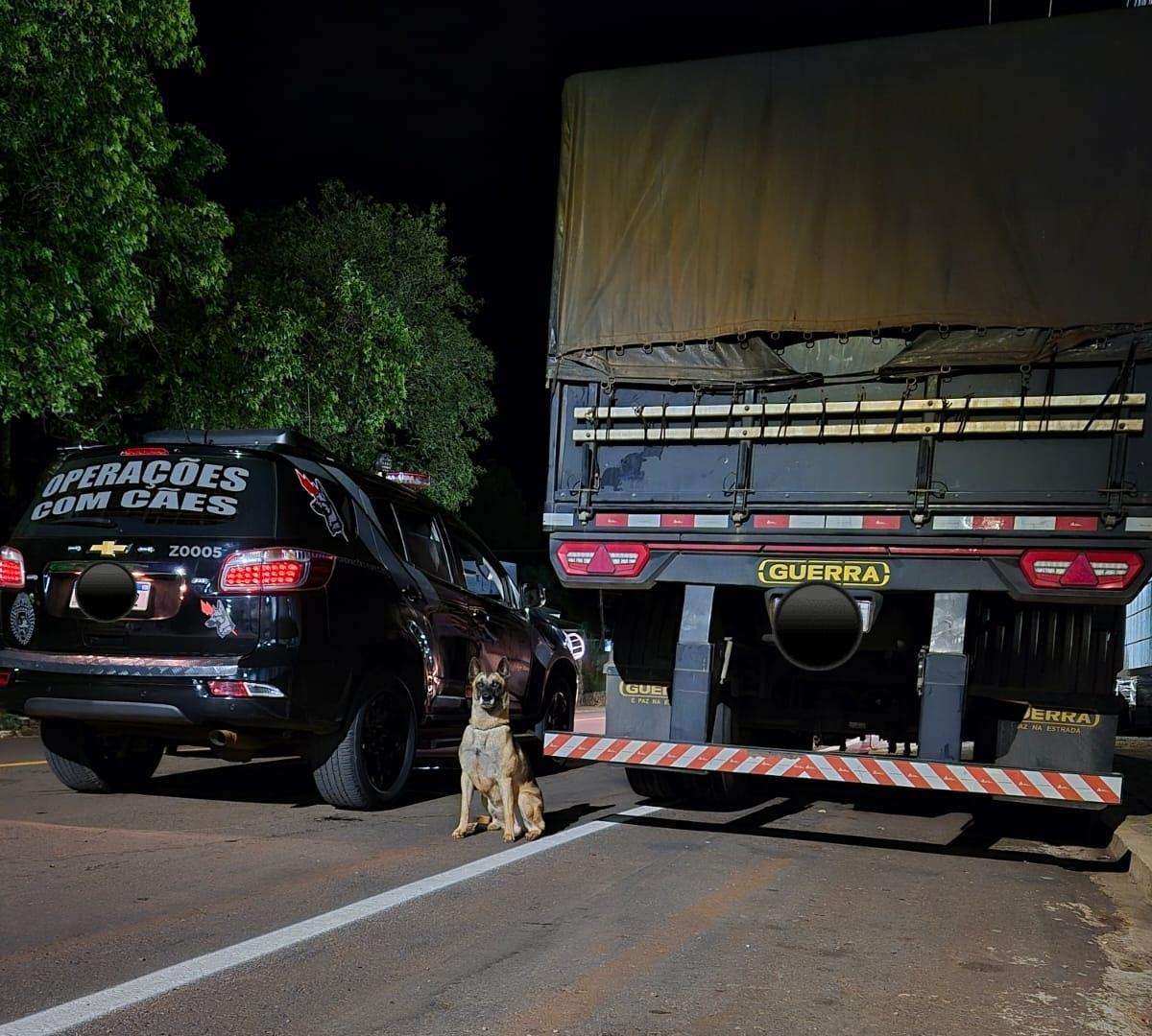 CAMPO MOURÃO: PM localiza semi-reboque com alerta de furto em posto de combustíveis no centro da cidade