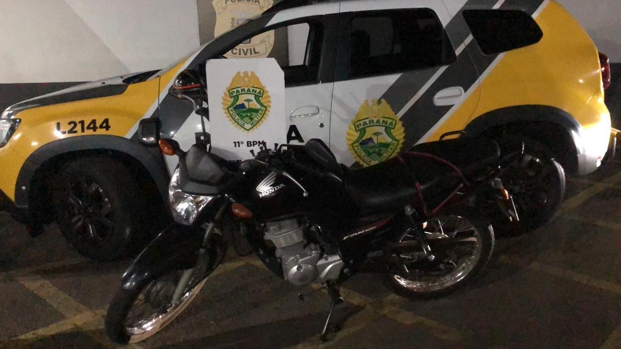 CAMPO MOURÃO: PM recupera moto furtada após perseguição e apreende dois adolescentes no centro da cidade