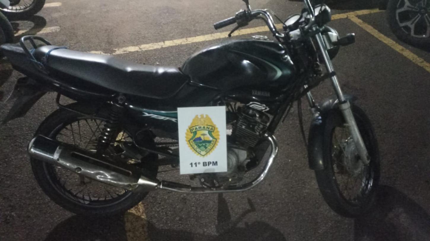 CAMPO MOURÃO: PM recupera motocicleta furtada após denúncia no centro da cidade