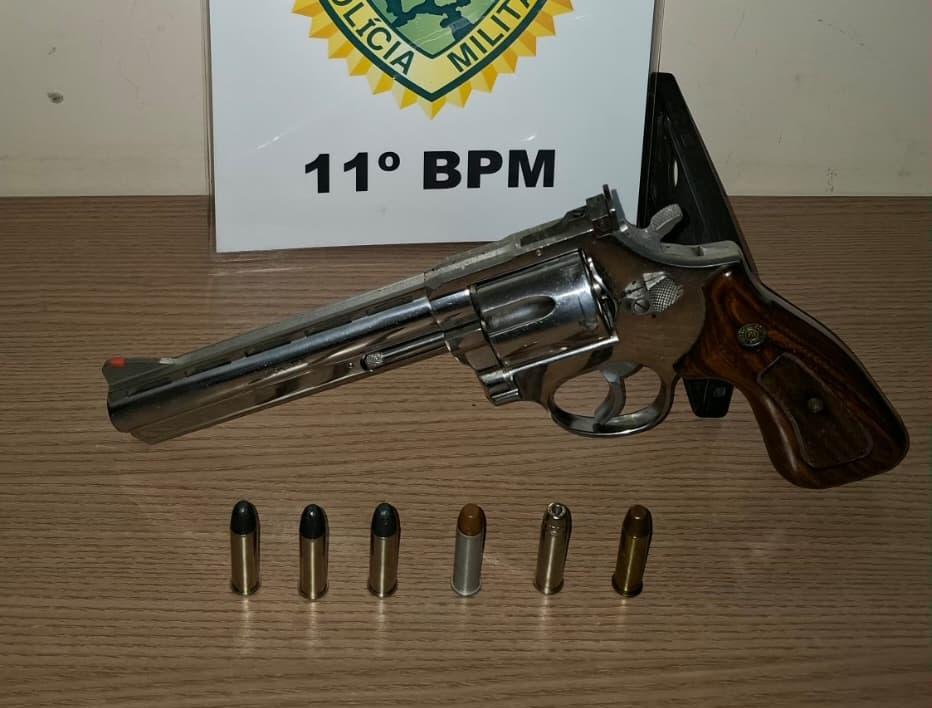 CAMPO MOURÃO: ROCAM prende homem com revólver carregado no Conjunto Ilha Bela