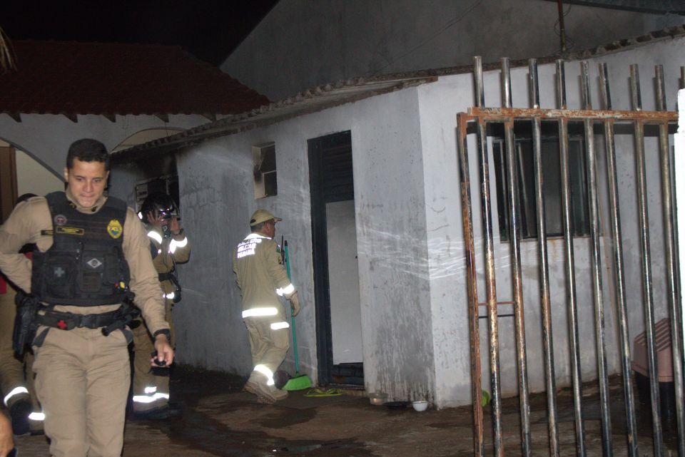 CAMPO MOURÃO: Vizinhos controlam princípio de incêndio e evitam destruição de kitnet