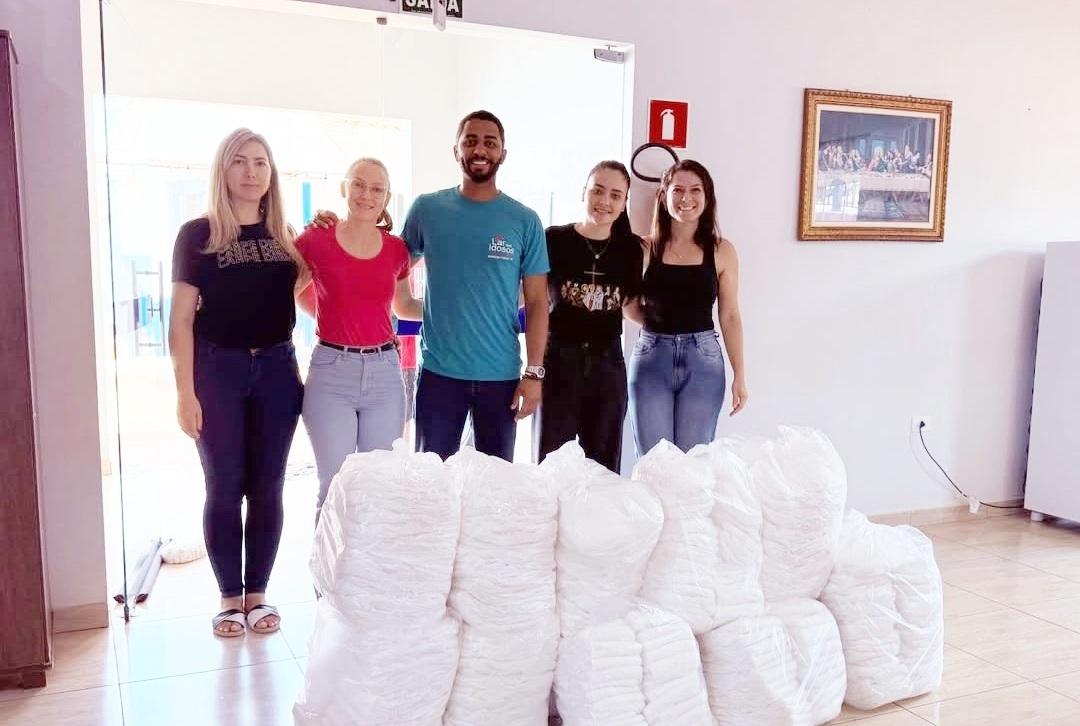 CRAS de Corumbataí do Sul doa fraldas ao Lar dos Idosos de Barbosa Ferraz