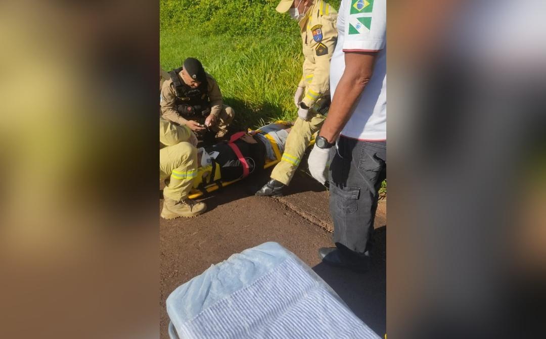 ENGENHEIRO BELTRÃO: Veículo capota na PR-317, na região de acesso a Sussuí, e mobiliza equipes de socorro; pai e filho ficaram feridos