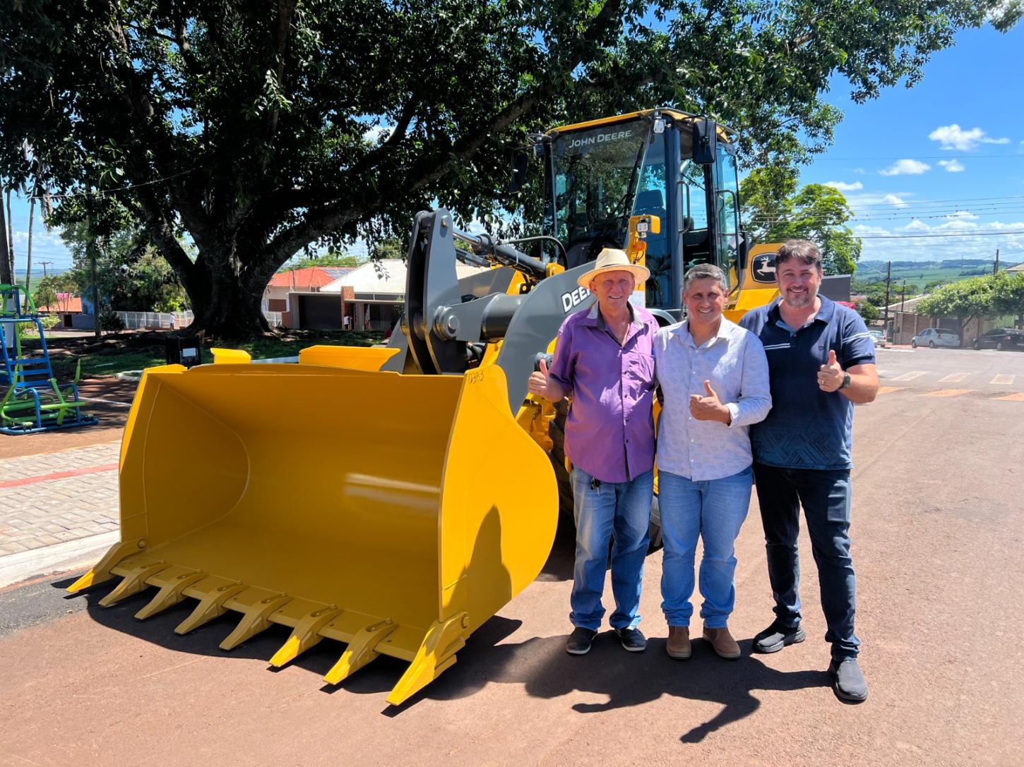 Fênix recebe Pá Carregadeira e deve receber ainda uma motoniveladora e dois caminhões novos com investimentos de R$ 3,7 milhões