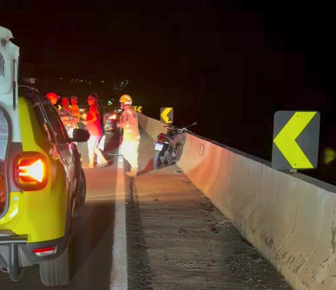 Acidente na ponte do Rio Ivaí, depois de Ivailândia, deixa motociclista com fratura exposta na PR-317; veículo envolvido saiu de Barbosa Ferraz