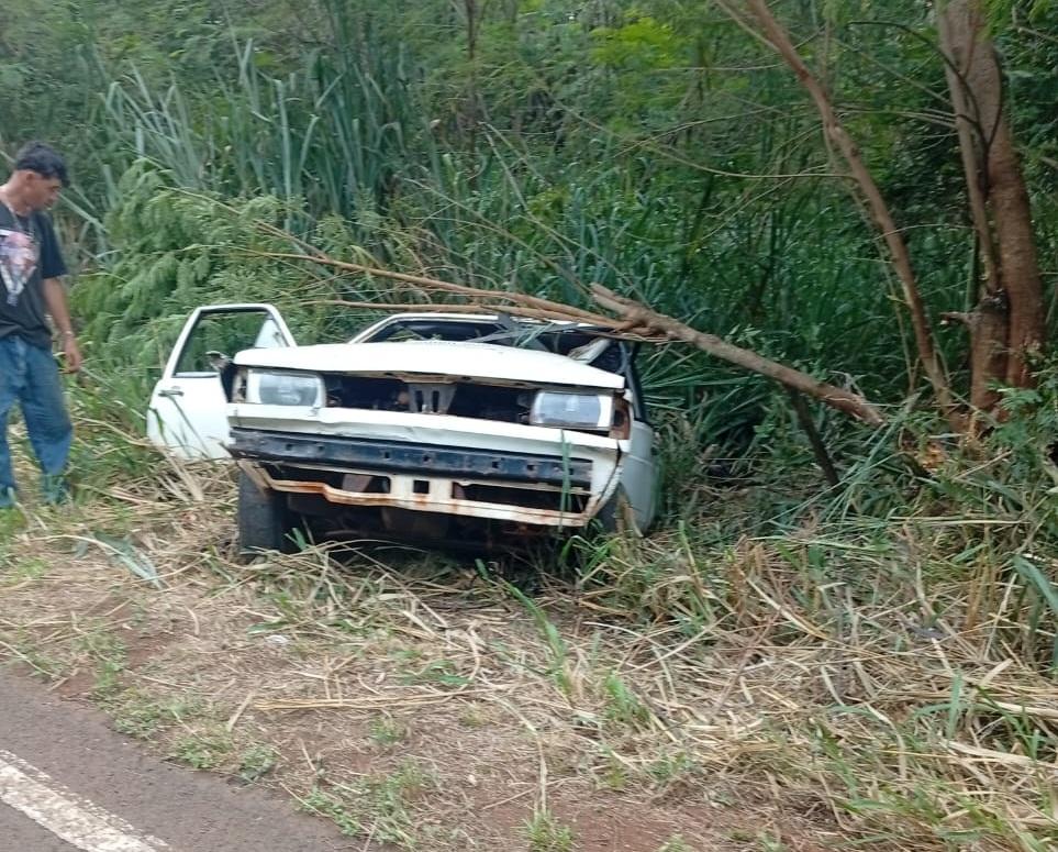 BARBOSA FERRAZ: Capotamento na PR-462, entre a cidade e Tereza Breda, deixa ao menos três feridos e mobiliza aeromédico e equipe do SAMU