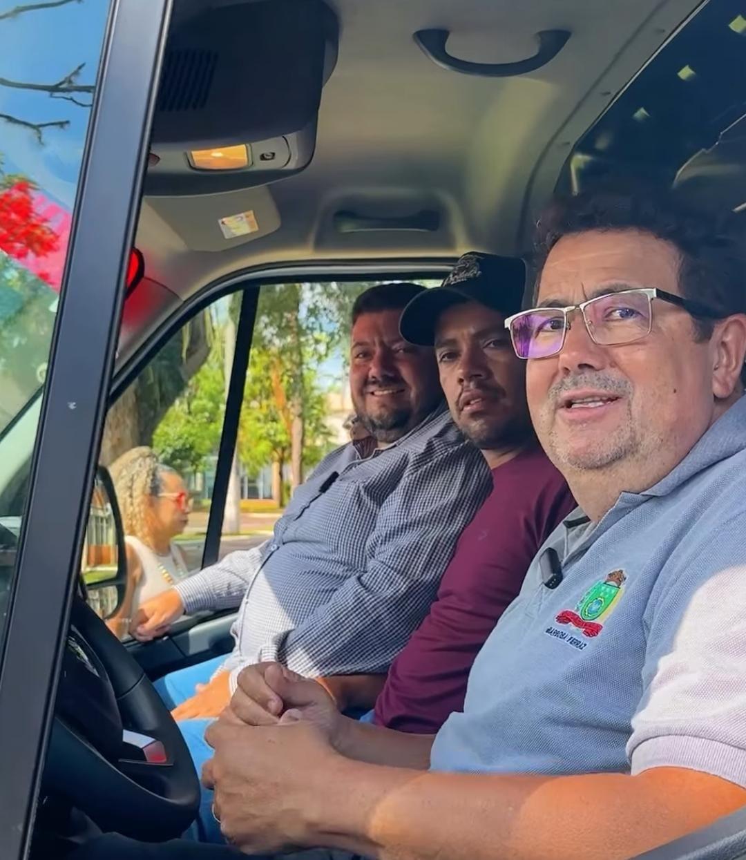 BARBOSA FERRAZ: Carlos Caxão entrega ambulância zero km para saúde; conquista dos vereadores Lucas e Miltinho com apoio de Denian Couto