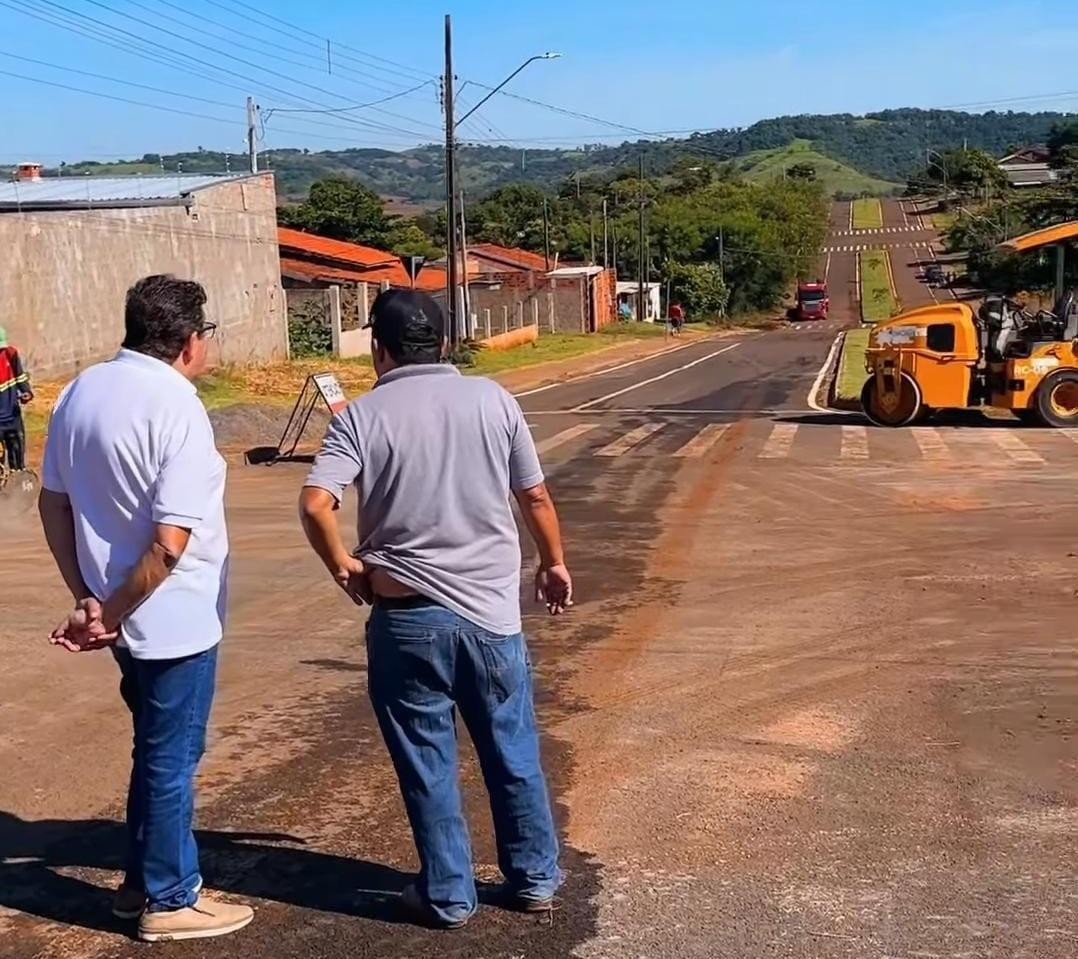 BARBOSA FERRAZ: Prefeito Carlos Caxão acompanha obras de pavimentação na Vila Mineira e reparos na Vila do Roque