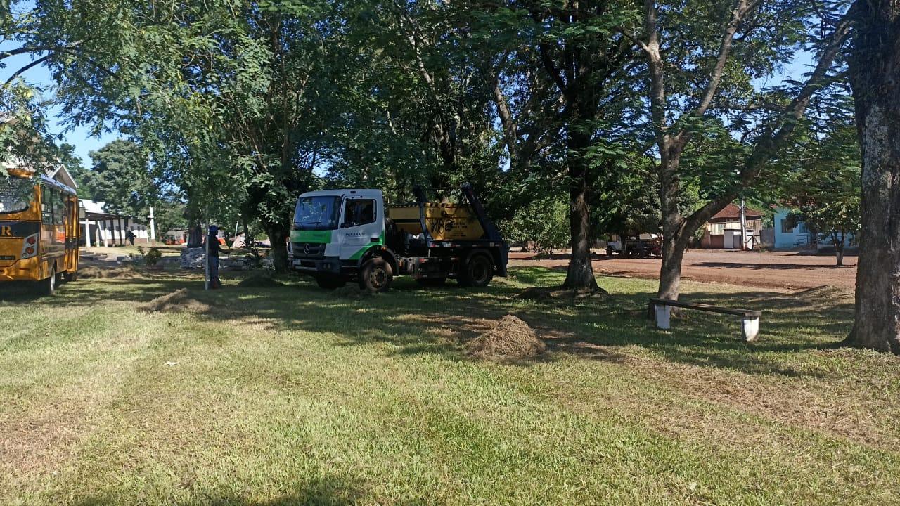 BARBOSA FERRAZ: Prefeitura realiza limpeza e roçada no entorno da igreja do distrito do Pocinho
