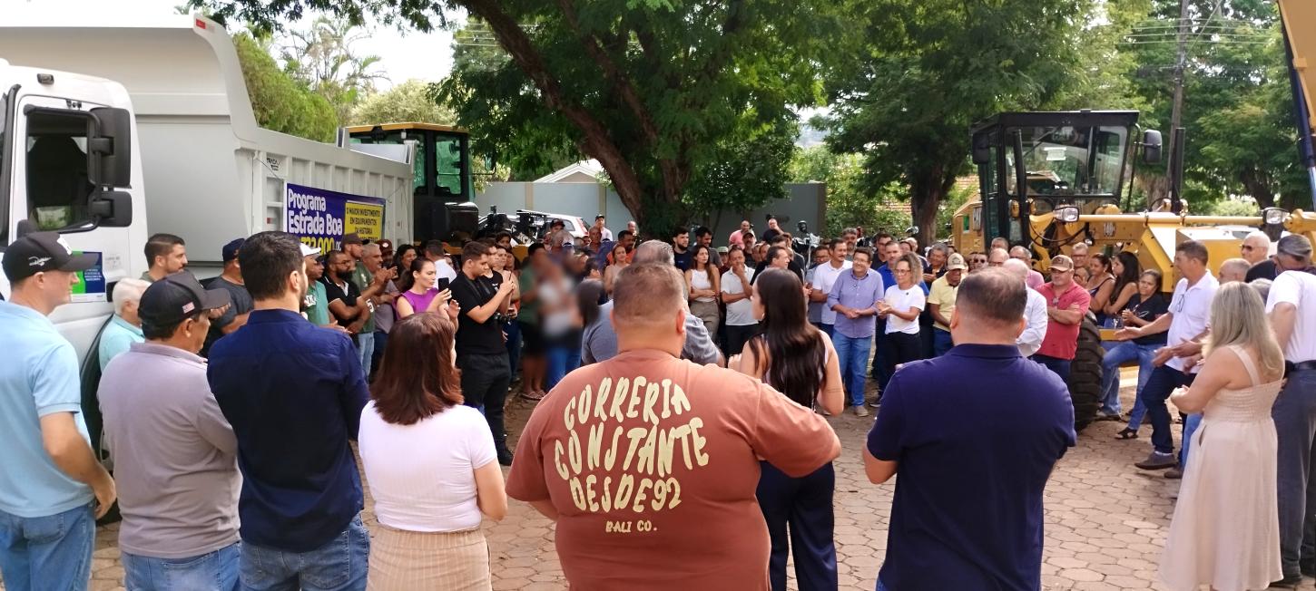 Barbosa Ferraz recebe quase R$ 4 milhões em máquinas e caminhão para obras; Secretário Márcio Nunes fez a entrega ao prefeito Carlos Caxão