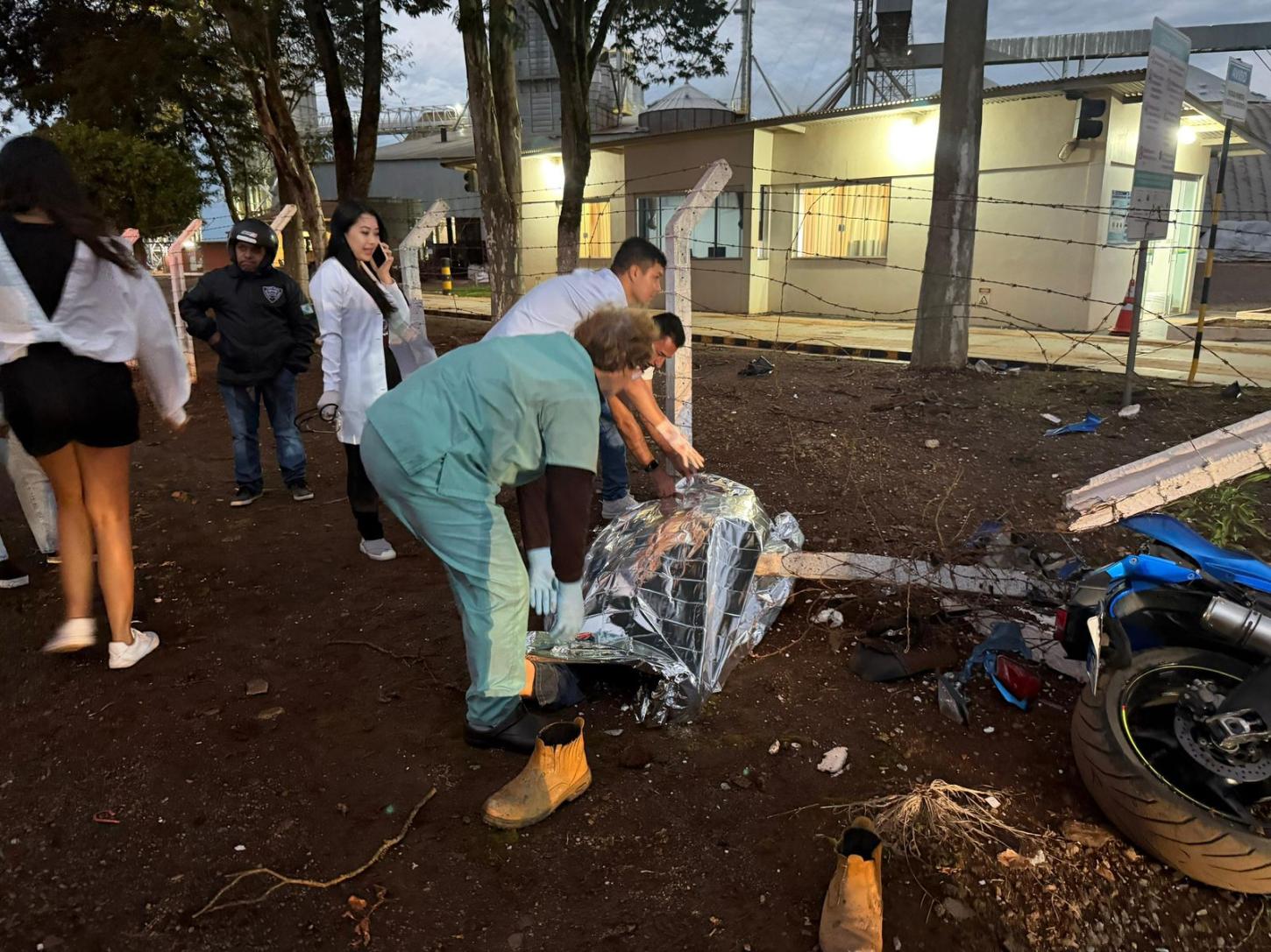 CAMPO MOURÃO: Motociclista morre após perder controle e colidir contra cerca na PR-553