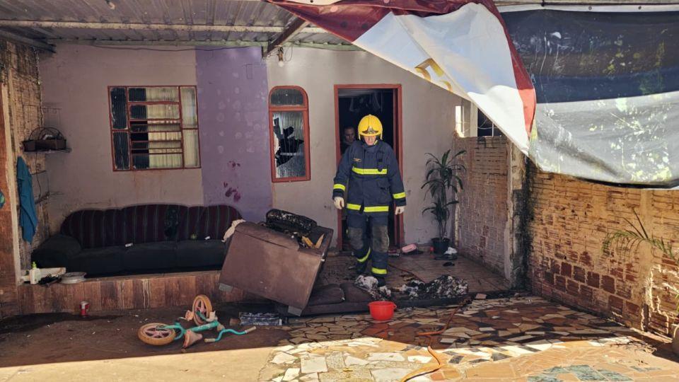 CAMPO MOURÃO: Mulher é detida após atear fogo na própria casa no Jardim Aeroporto