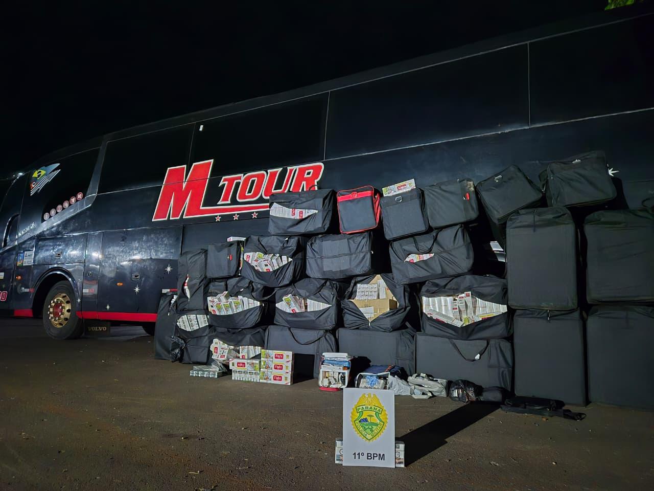 CAMPO MOURÃO: Ônibus é apreendido com cigarros e medicamentos do Paraguai na BR-369, na região do distrito de Piquirivaí