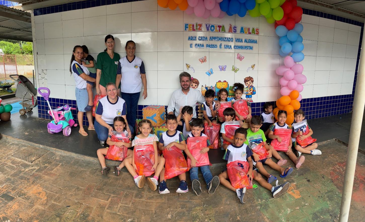 Prefeito Leonardo Romero entrega kits escolares e abre ano letivo em Quinta do Sol