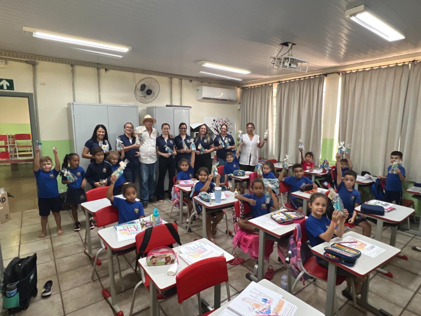 Prefeitura de Fênix entrega kits de higiene bucal a alunos da rede municipal de ensino