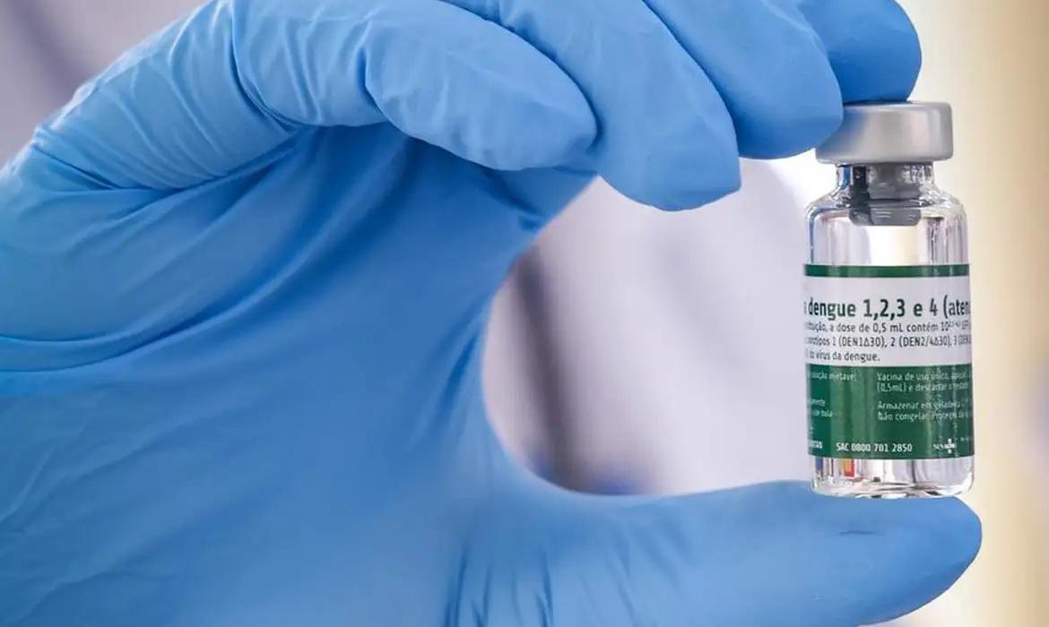 SUS inicia vacinação contra dengue para profissionais de saúde; 1,2 milhão de profissionais serão imunizados