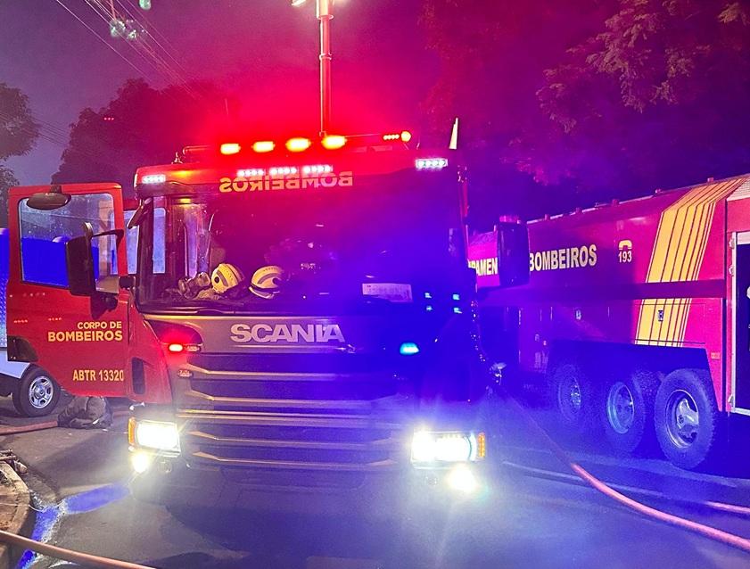 VALE DO IVAÍ: Incêndio atinge edícula e dois veículos em Jardim Alegre