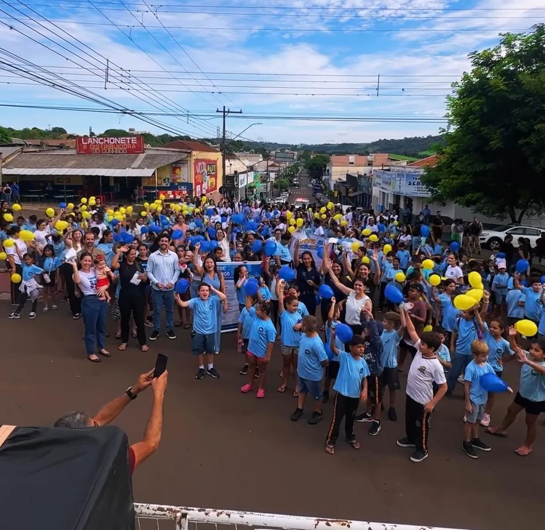 Caminhada em Barbosa Ferraz reforça conscientização e inclusão de pessoas com Síndrome de Down