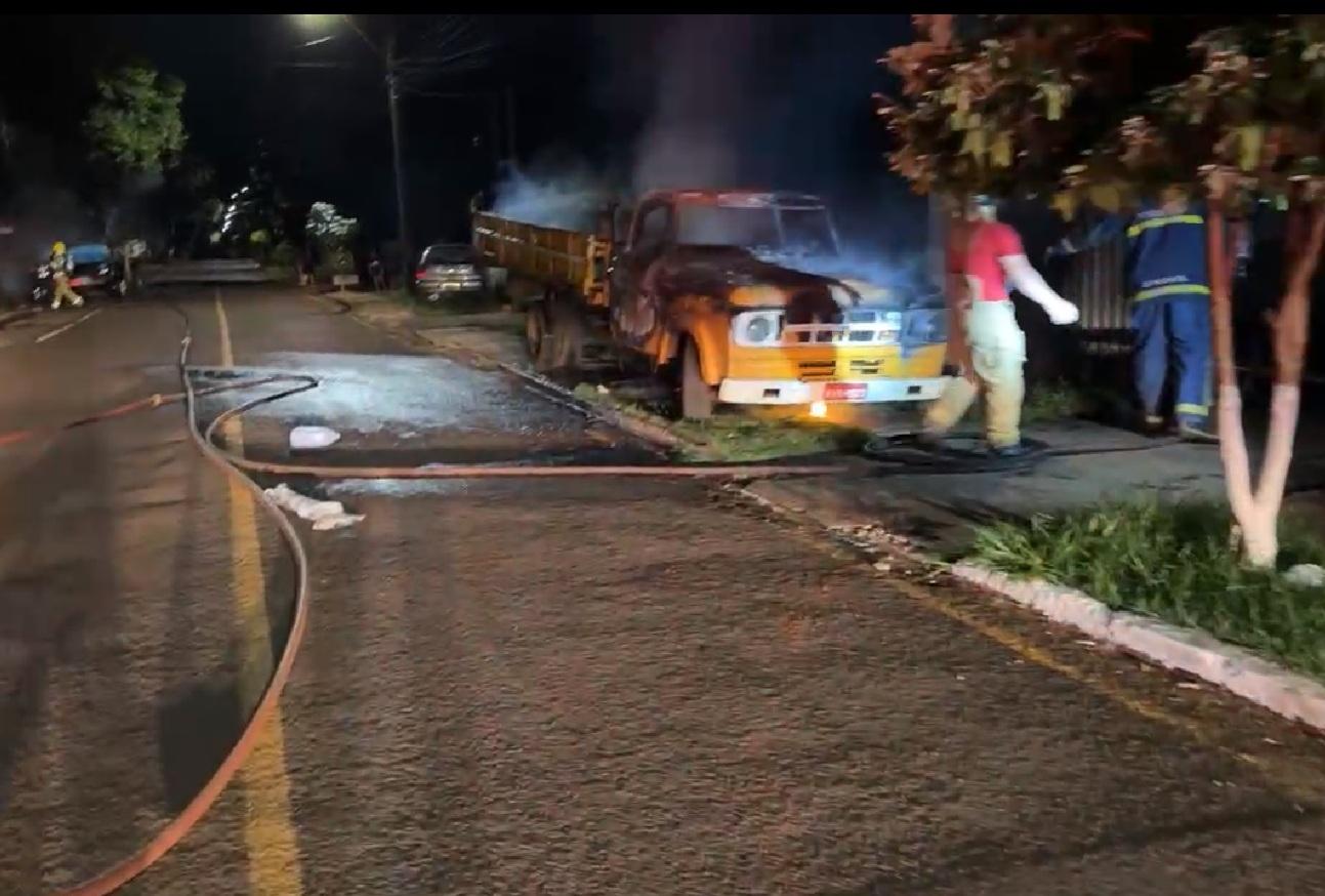 CAMPO MOURÃO: Incêndio criminoso destrói dois caminhões, moto e danifica casa no Jardim Tropical