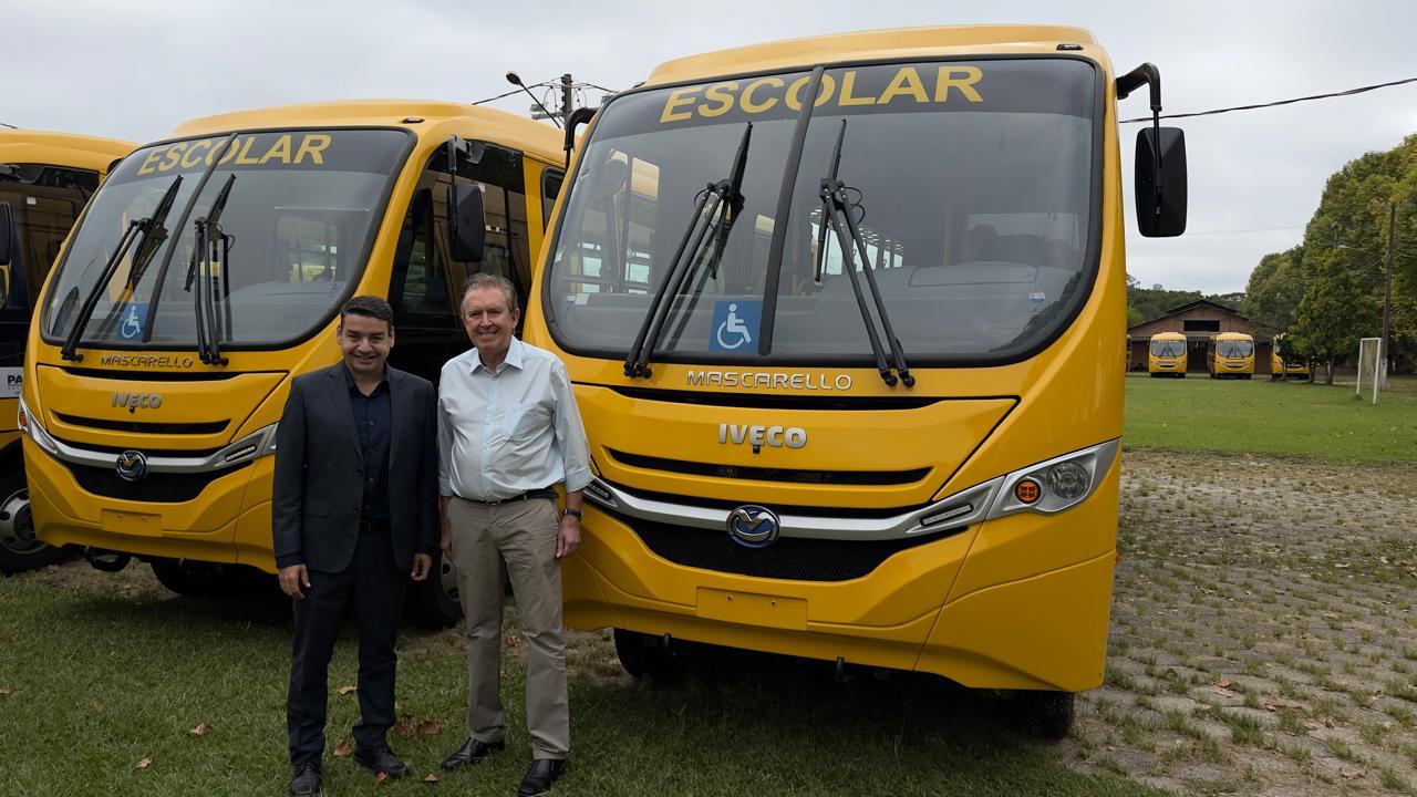 ENGENHEIRO BELTRÃO: Ao lado de Luciano Ducci, Garbim recebe ônibus escolar 0 km e destaca pedido do vereador Josué Grecco