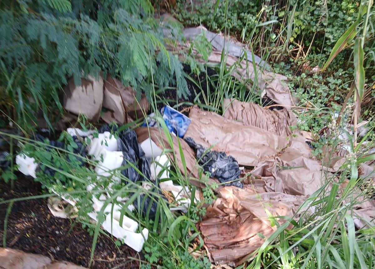 ENGENHEIRO BELTRÃO: Descarte irregular de lixo gera alerta de crime ambiental