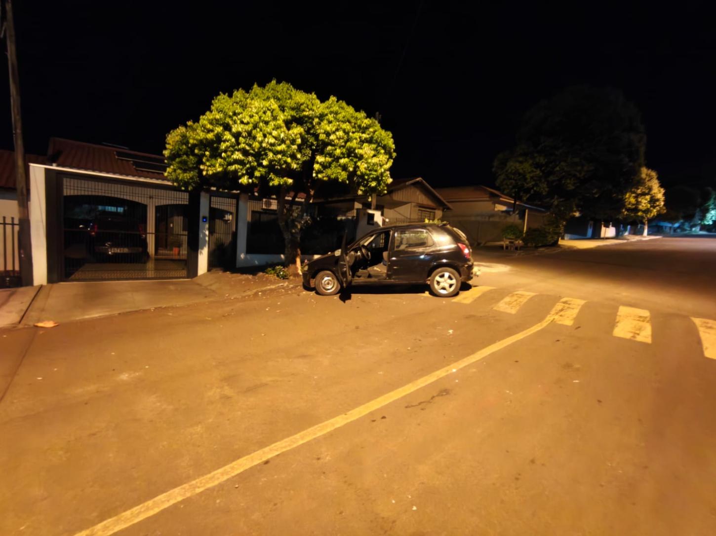 ENGENHEIRO BELTRÃO: Motorista embriagado bate carro contra árvore no centro da cidade