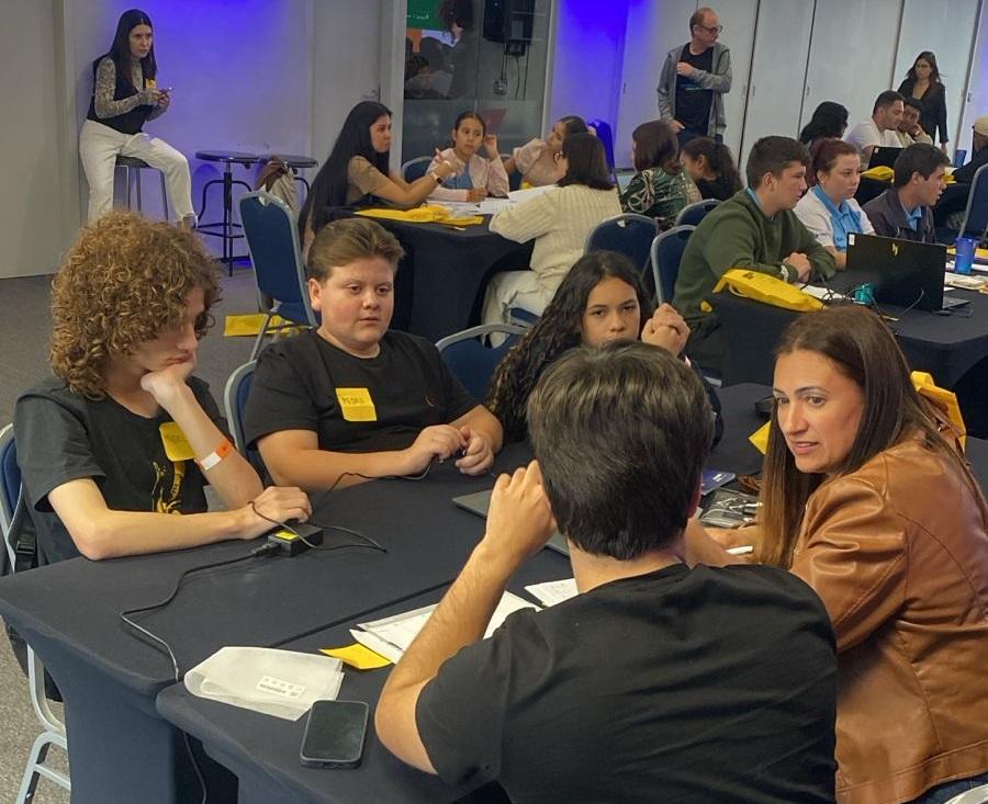 Estudantes de Barbosa Ferraz disputam as finais da Maratona Jovem de Empreendedorismo em São Paulo