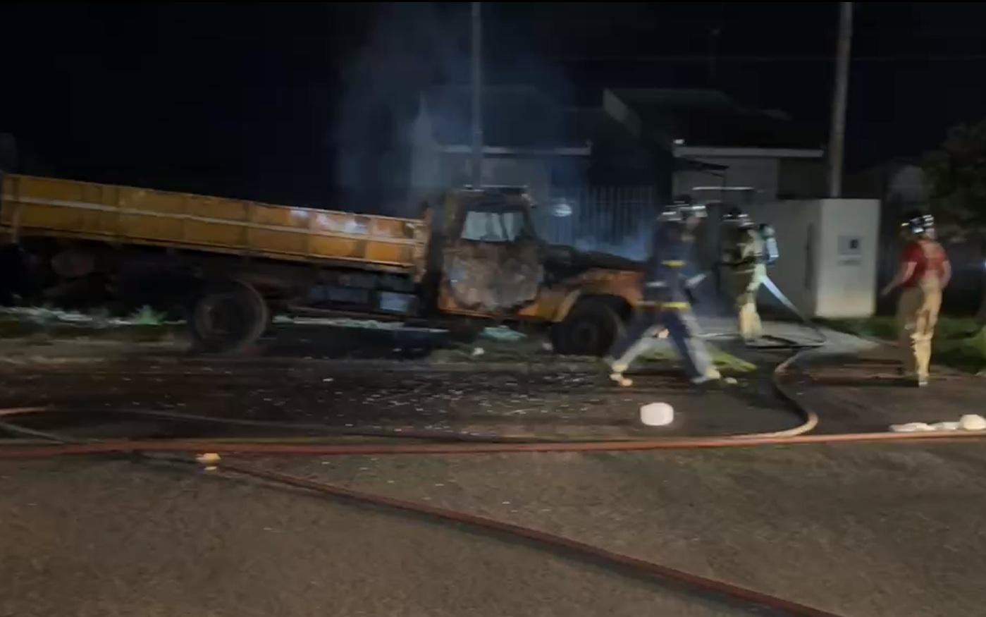 Incêndio suspeito destrói veículos e danifica casa no Jardim Tropical, em Campo Mourão