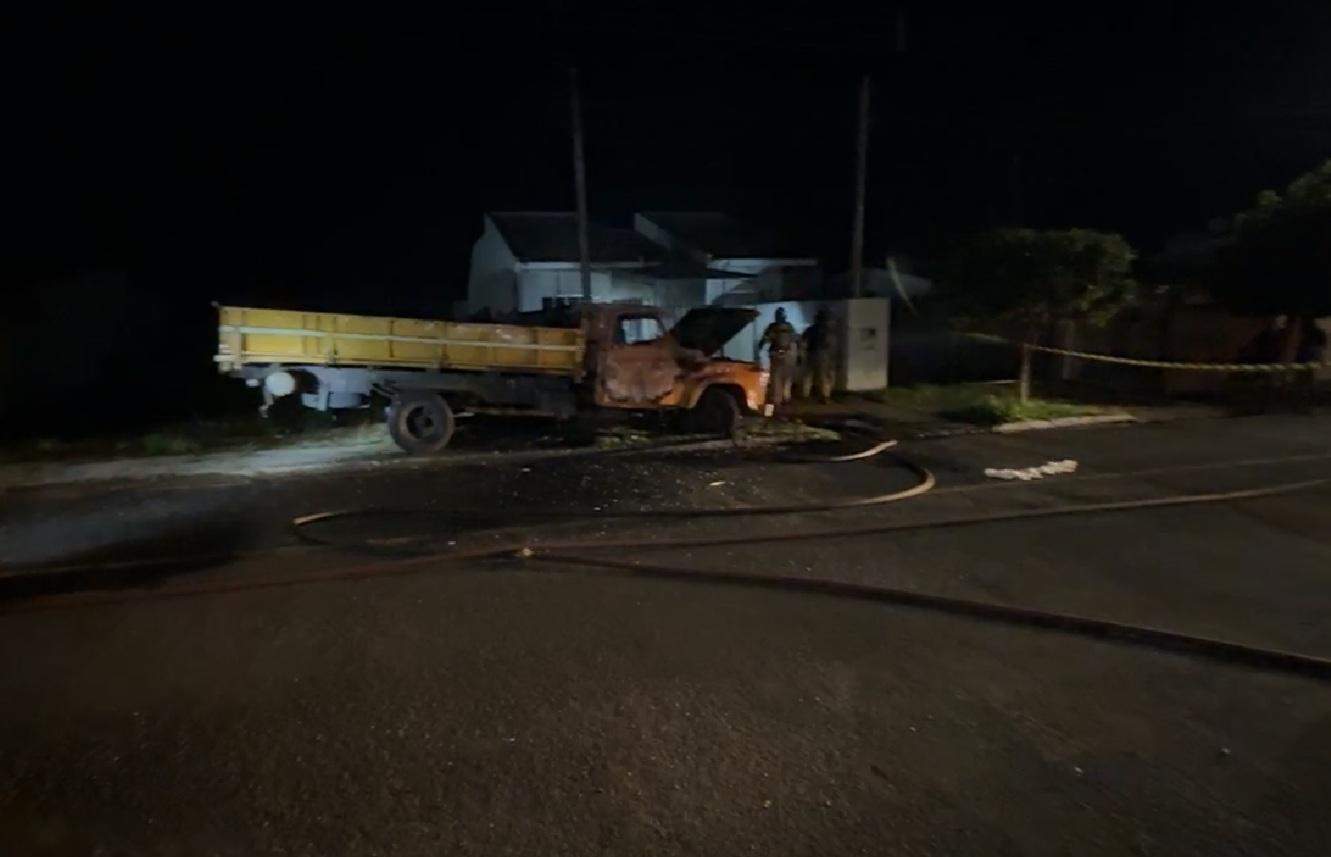 Incêndio suspeito destrói veículos e danifica casa no Jardim Tropical, em Campo Mourão