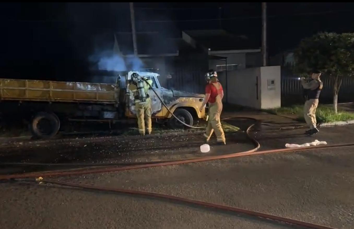 Incêndio suspeito destrói veículos e danifica casa no Jardim Tropical, em Campo Mourão