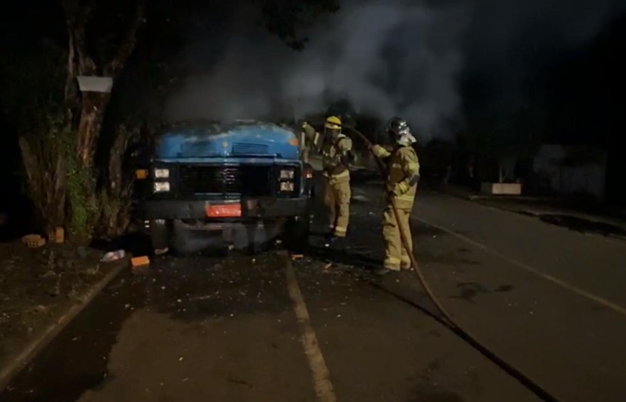Incêndio suspeito destrói veículos e danifica casa no Jardim Tropical, em Campo Mourão