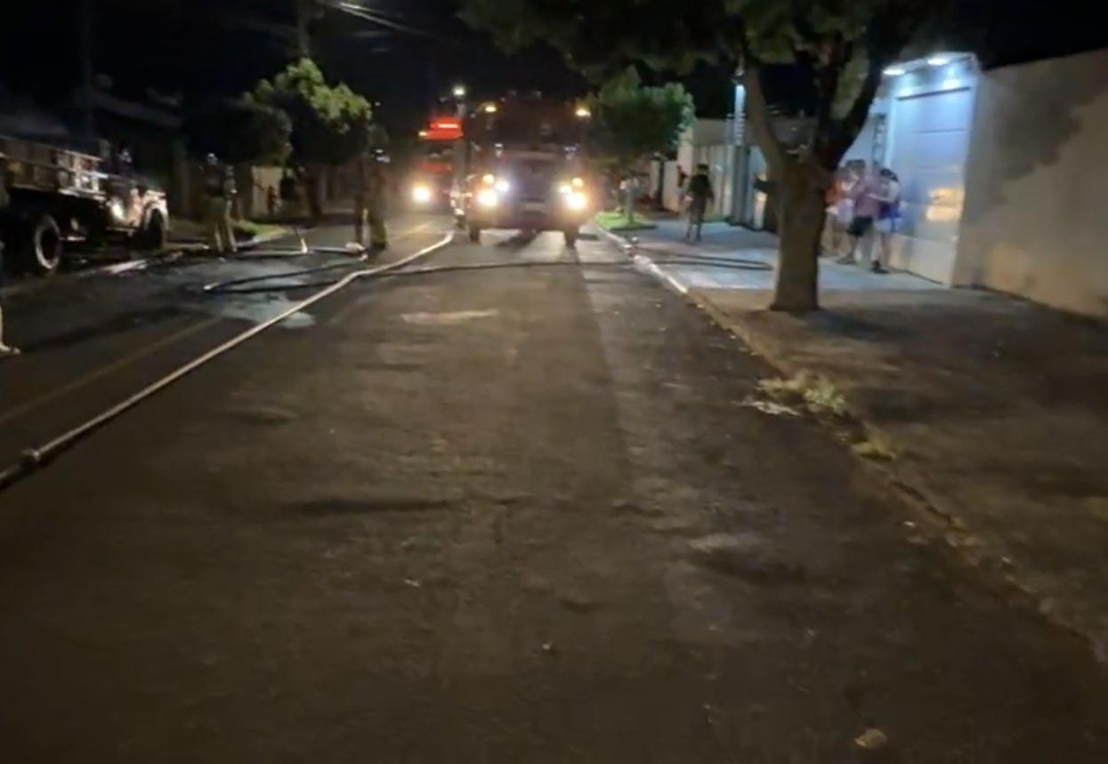 Incêndio suspeito destrói veículos e danifica casa no Jardim Tropical, em Campo Mourão