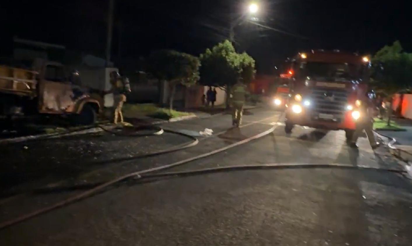 Incêndio suspeito destrói veículos e danifica casa no Jardim Tropical, em Campo Mourão