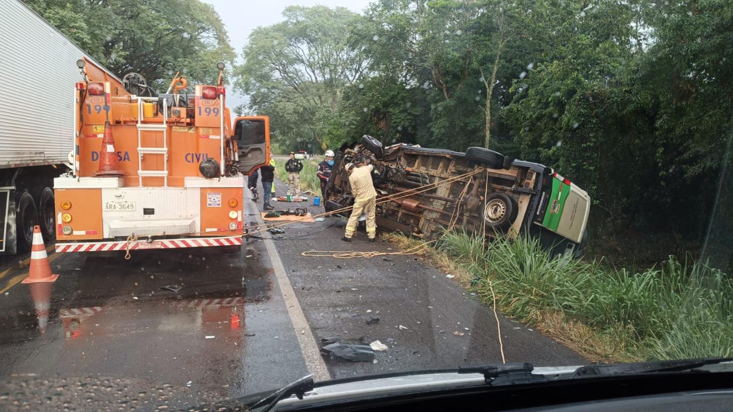 REGIÃO: Acidente com ambulância de Rancho Alegre do Oeste deixa seis feridos na BR-369, próximo a Ubiratã
