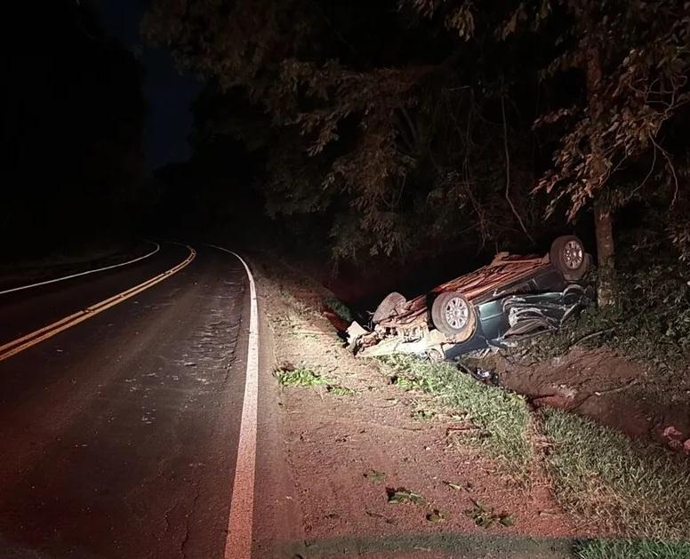 VALE DO IVAÍ: Jovem fica ferido após capotamento entre Faxinal e Cruzmaltina